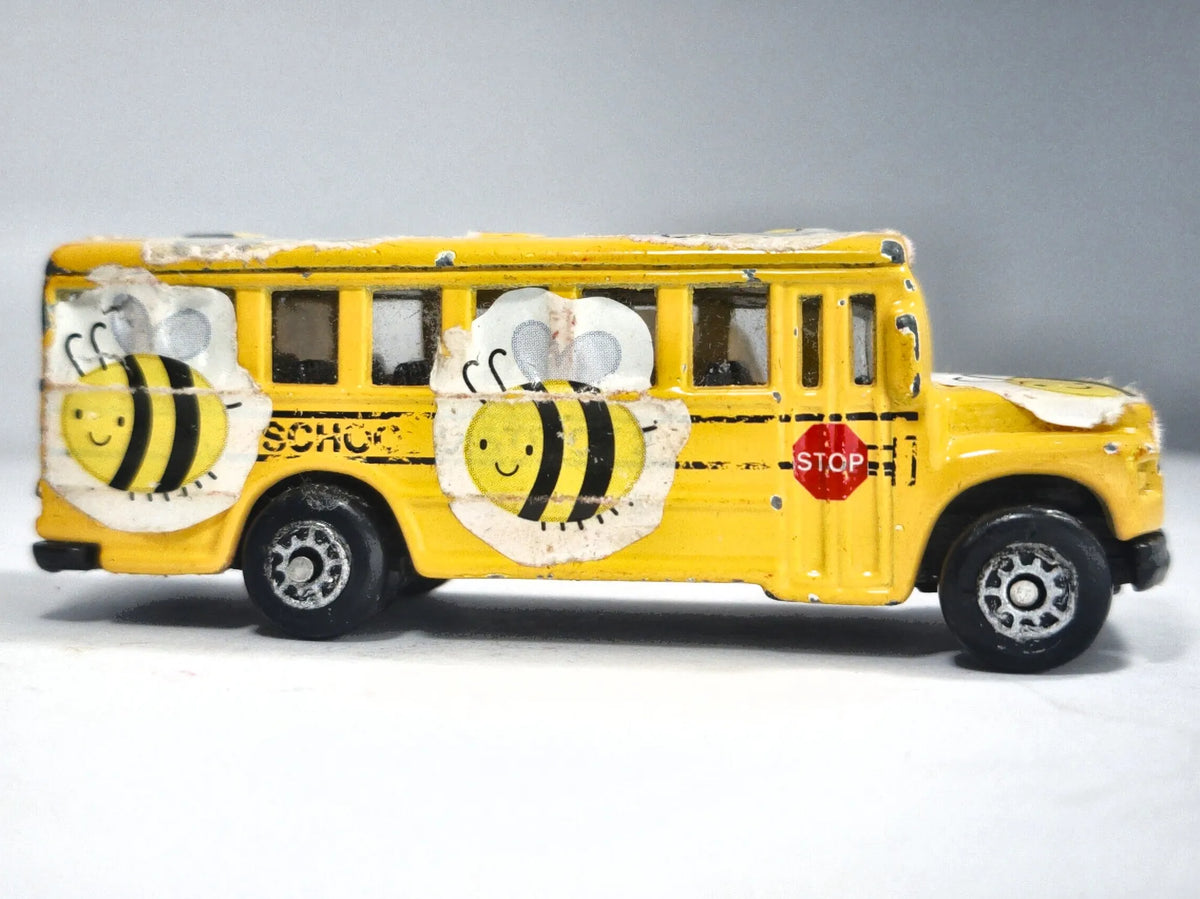 SCHOOL BUS Wersja PSZCZÓŁKA MAJA, Maisto, Die cast 73, Żółty 1:64, Resoraki – zdjęcie 4
