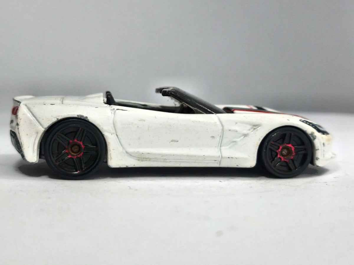 Chevrolet Corvette Stingray Hot Wheels 2013 HW Showroom 1:64 Luzak Biały – zdjęcie 4