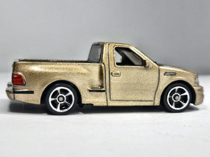 '99 Ford F-150 Svt Lightning Hot Wheels 2020 1:64 Pickup Luzak Złoty – zdjęcie 4