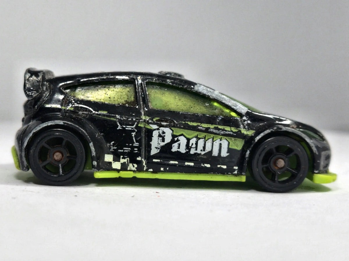 Ford Fiesta Hot Wheels 2011 Checkmate 1:64 Luzak Czarny "Pawn" – zdjęcie 4