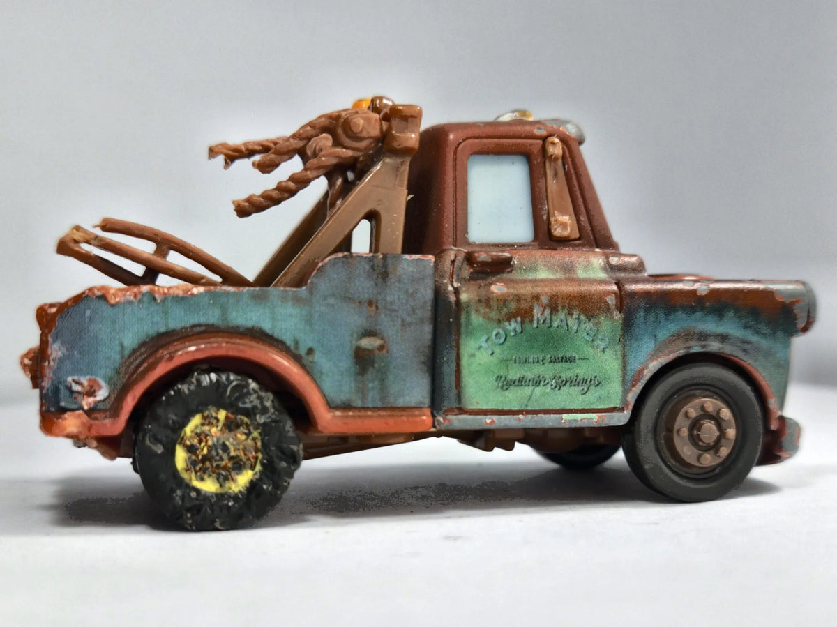 Tow Mater Disney/Pixar 2019 Cars 1:64 Pomoc drogowa Luzak Brązowy Zlomek – zdjęcie 4