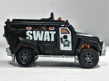 S.W.A.T. Truck Matchbox 2011 1:64 Opancerzony Samochód SWAT Luzak Policja – zdjęcie 4