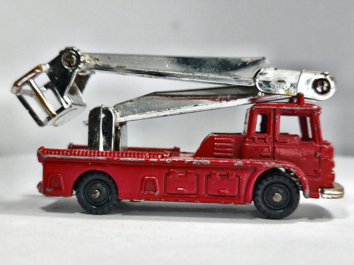 Ford Thames Trader Husky 1:64 Made in England Ciężarówka Straż pożarna – zdjęcie 4