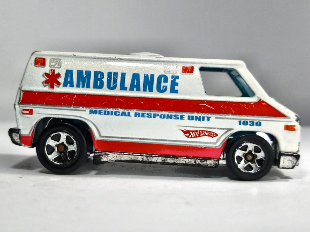 SUPER VAN AMBULANCE Race World: City Hot Wheels 1974-2010 Biały 1:64 – zdjęcie 4