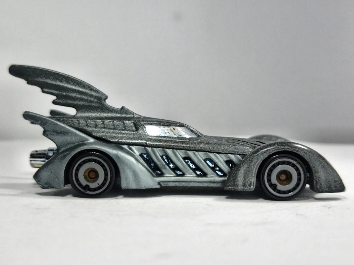 Batmobile DC COMICS (s22) Hot Wheels 1:64 Szary Batman Forever Batmobile – zdjęcie 4