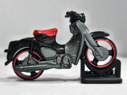 MOTOCYKL HONDA SUPER CUB Hot Wheels 2022 R10 Srebrny 1:37 – zdjęcie 4