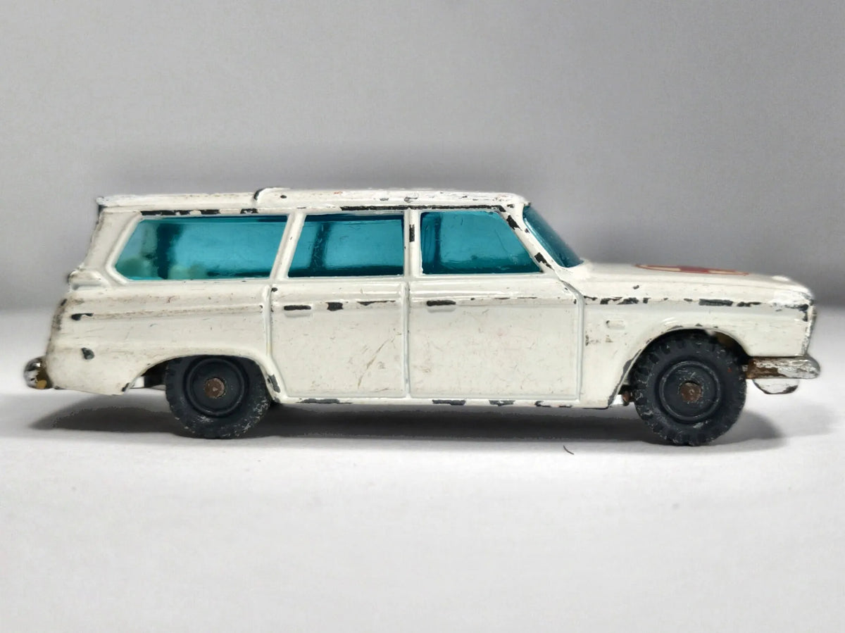 Studebaker Wagonaire Ambulans Husky '60 Biały 1:64 Made in Gt Britain – zdjęcie 4