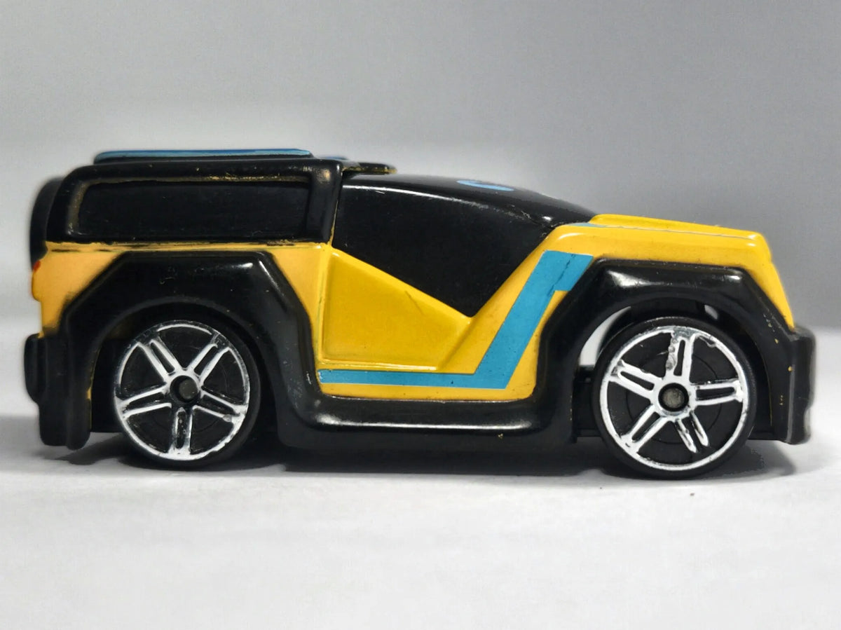 FM ROVER, Królik Bugs, Vintage Maisto, Die cast 11042, Żółty 1:64, Resoraki – zdjęcie 4