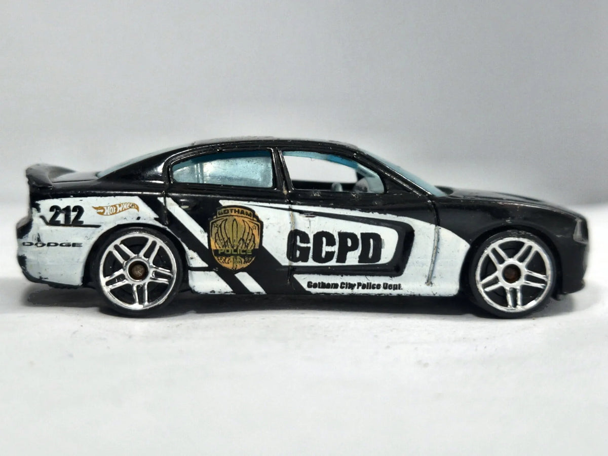 Dodge Charger R/T Hot Wheels 2011 1:64 TO PROTECT AND SERVE Luzak Policja – zdjęcie 4