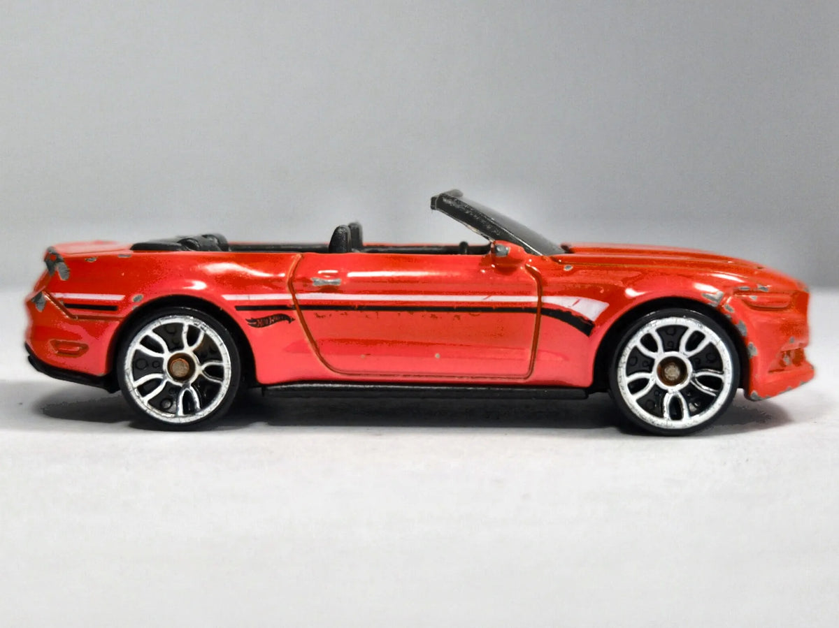 2015 Ford Mustang Gt Convertible Hot Wheels 2016 Czerwony 1:64 – zdjęcie 4