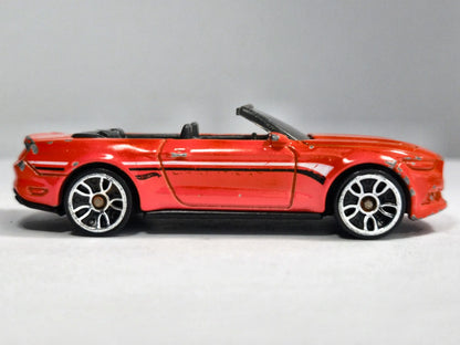 2015 Ford Mustang Gt Convertible Hot Wheels 2016 Czerwony 1:64 – zdjęcie 4