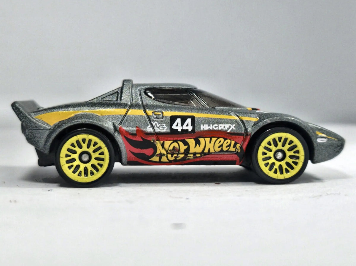 Lancia Stratos Hot Wheels 2014 1:64 Samochód wyścigowy MOMO Luzak Szary – zdjęcie 4