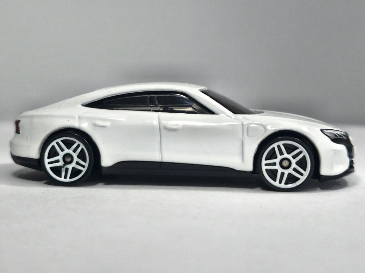 Audi RS E-Tron GT Hot Wheels 2021 Biały 1:64 – zdjęcie 4