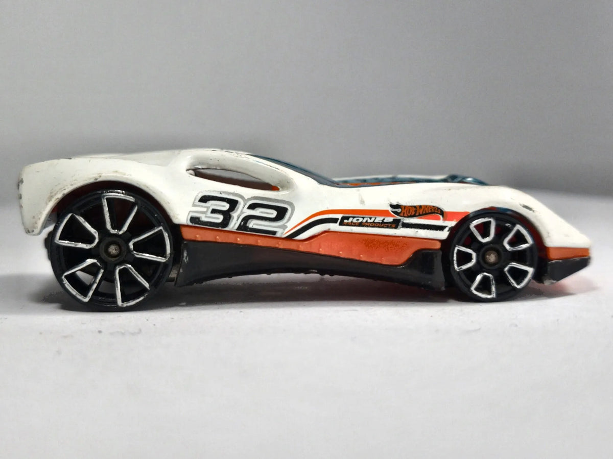Cul8R Hot Wheels Fresh Metal 1:64 82 Luzak Biały – zdjęcie 4