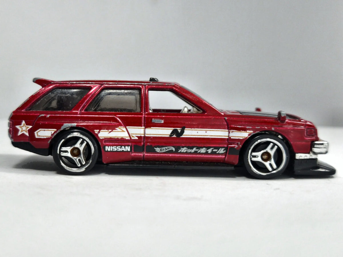 Nissan Maxima Hot Wheels 2021 1:60 Czerwony Wyścig – zdjęcie 4