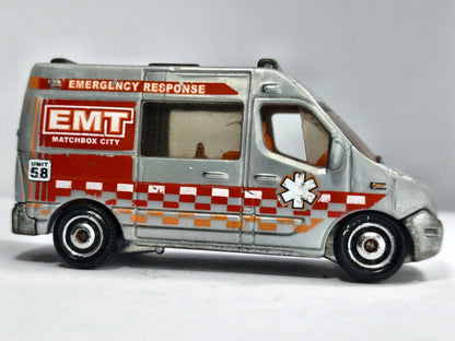RENAULT MASTER AMBULANCE CITY Matchbox 2011 Srebrny 1:64 – zdjęcie 4