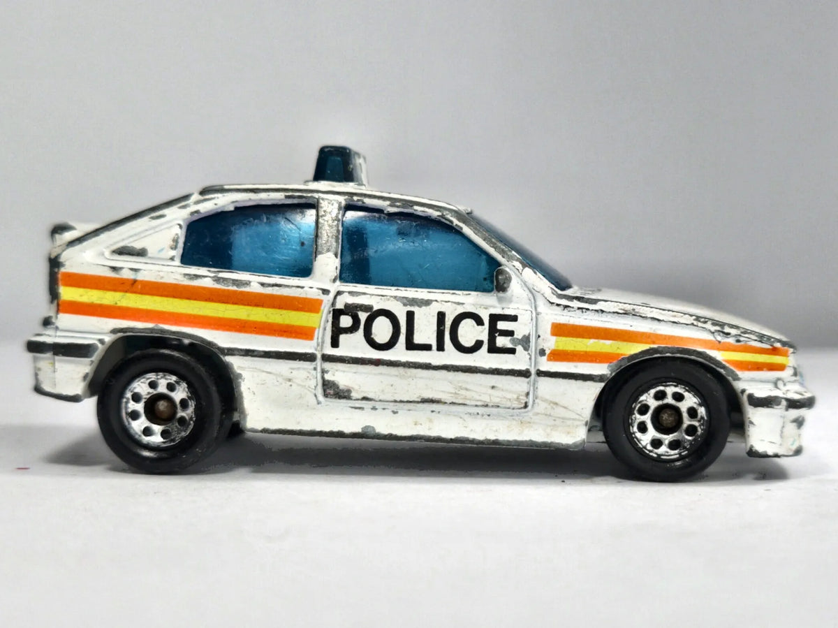 VAUXHALL ASTRA GTE / OPEL KADETT GSI POLICE, Matchbox 1985, Biały, 1:64 – zdjęcie 4