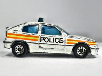 VAUXHALL ASTRA GTE / OPEL KADETT GSI POLICE, Matchbox 1985, Biały, 1:64 – zdjęcie 4