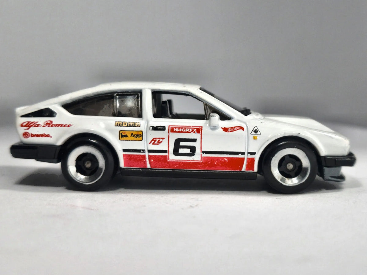 ALFA ROMEO GTV6 3.0, Hot Wheels Premium 2022, Die cast HKG48, Biały, 1:64 – zdjęcie 4