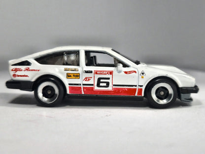 ALFA ROMEO GTV6 3.0, Hot Wheels Premium 2022, Die cast HKG48, Biały, 1:64 – zdjęcie 4