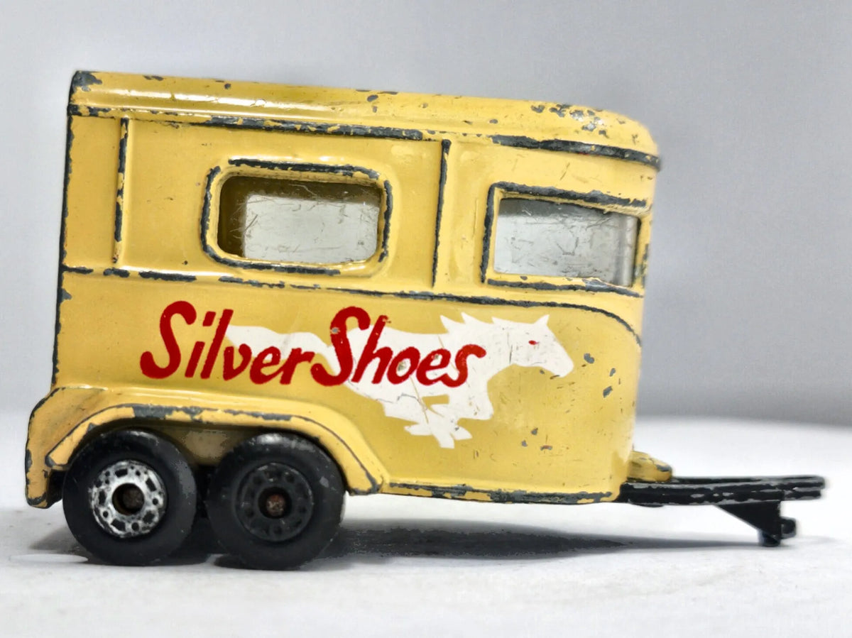 Przyczepa Konna PONY TRAILER Matchbox Żółty 1:64 Made in Macau Silver Shoes – zdjęcie 4