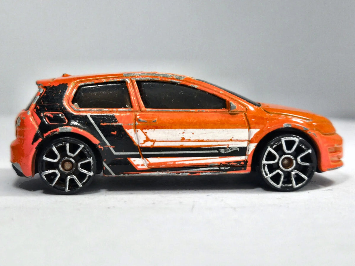 Volkswagen Golf Mk7 Hot Wheels 2016 1:64 Luzak Pomarańczowy – zdjęcie 4