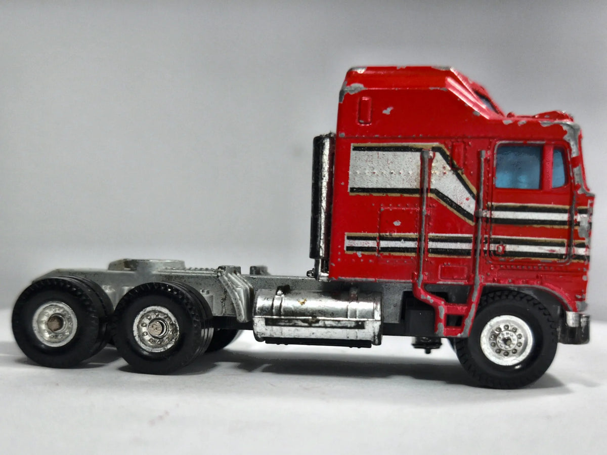 Ciągnik Siodłowy Kenworth K100 Aerodyne Yatming Czerwony 1:64 – zdjęcie 4