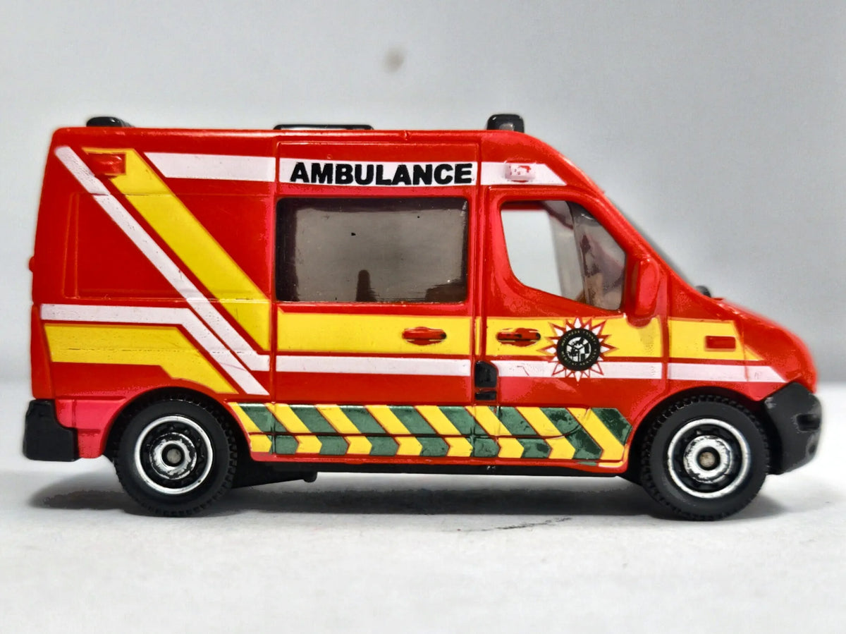 RENAULT MASTER AMBULANCE Matchbox 2011 Czerwony 1:54 – zdjęcie 4