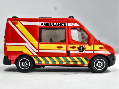 RENAULT MASTER AMBULANCE Matchbox 2011 Czerwony 1:54 – zdjęcie 4