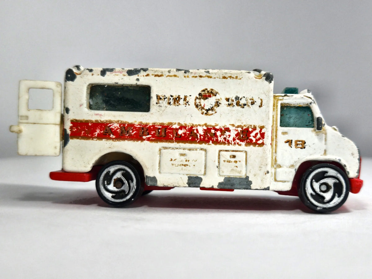 AMBULANS Hot Wheels 1988 Biały 1:64 – zdjęcie 4