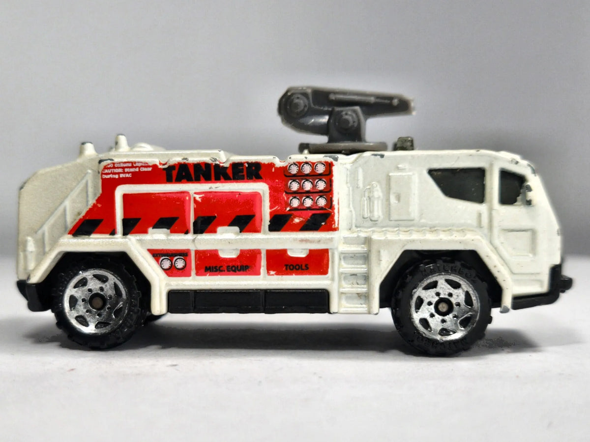 AIRPORT FIRE TANKER Matchbox 2003 Biały 1:64 – zdjęcie 4