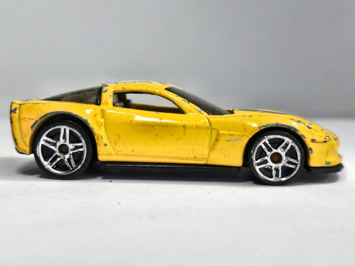 '12 CORVETTE Z06 Hot Wheels 2012 Żółty 1:64 – zdjęcie 4