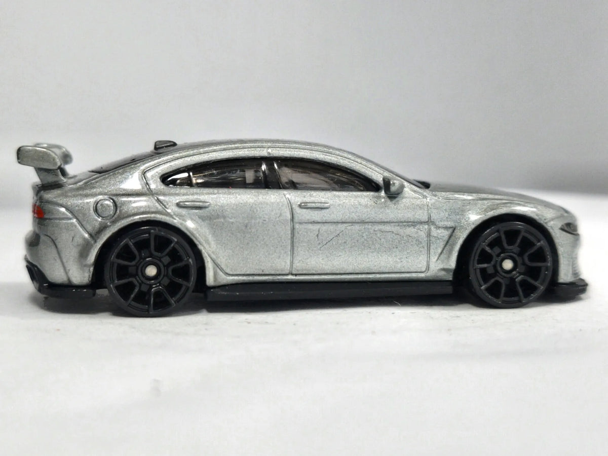 Jaguar XE SV Project 8 Hot Wheels 2018 Factory Fresh 1:64 Luzak Srebrny – zdjęcie 4