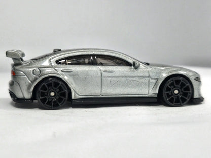 Jaguar XE SV Project 8 Hot Wheels 2018 Factory Fresh 1:64 Luzak Srebrny – zdjęcie 4