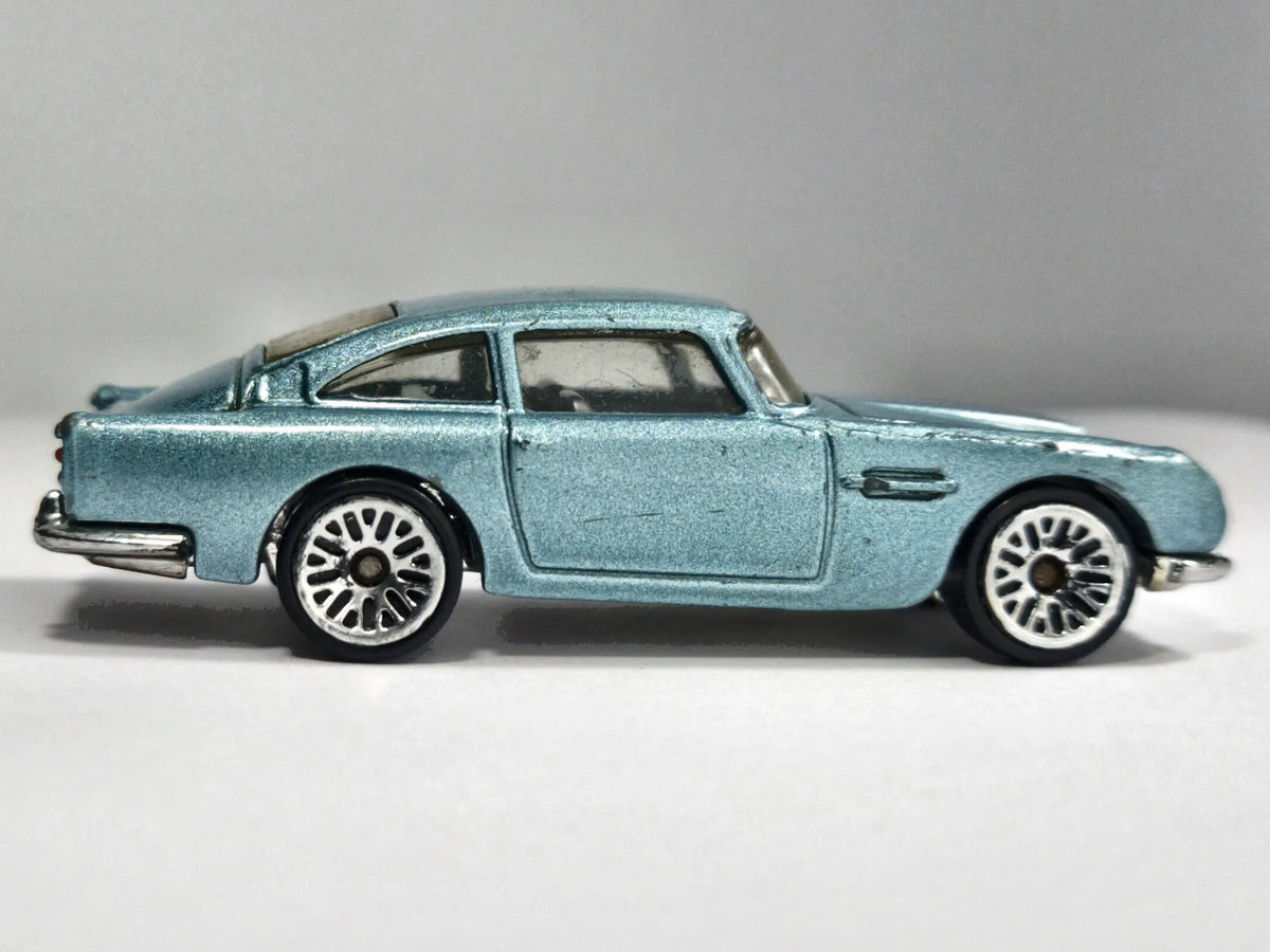 Aston Martin DB5 Hot Wheels 2013 1:64 Luzak Niebieski – zdjęcie 4