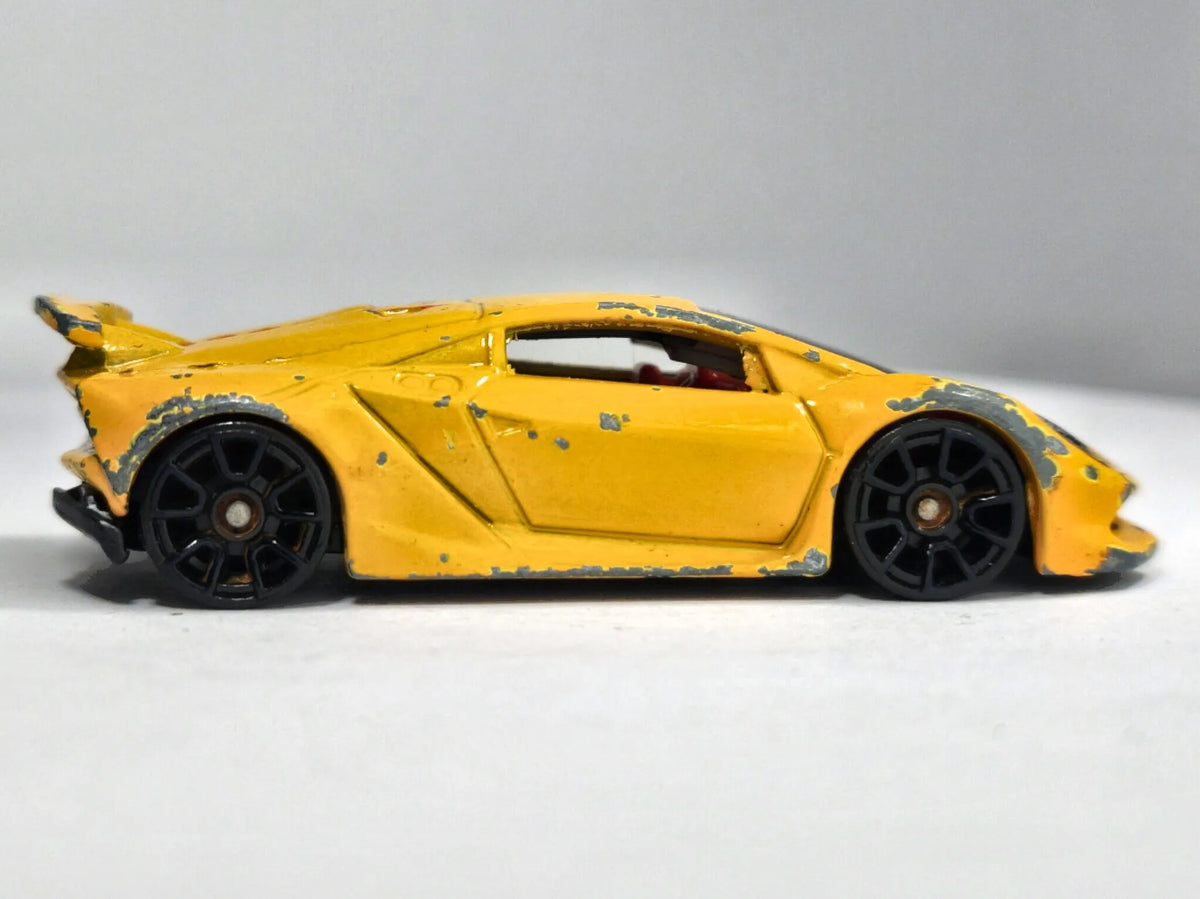 Lamborghini Sesto Elemento Hot Wheels 2013 1:64 00 Luzak Żółty – zdjęcie 4