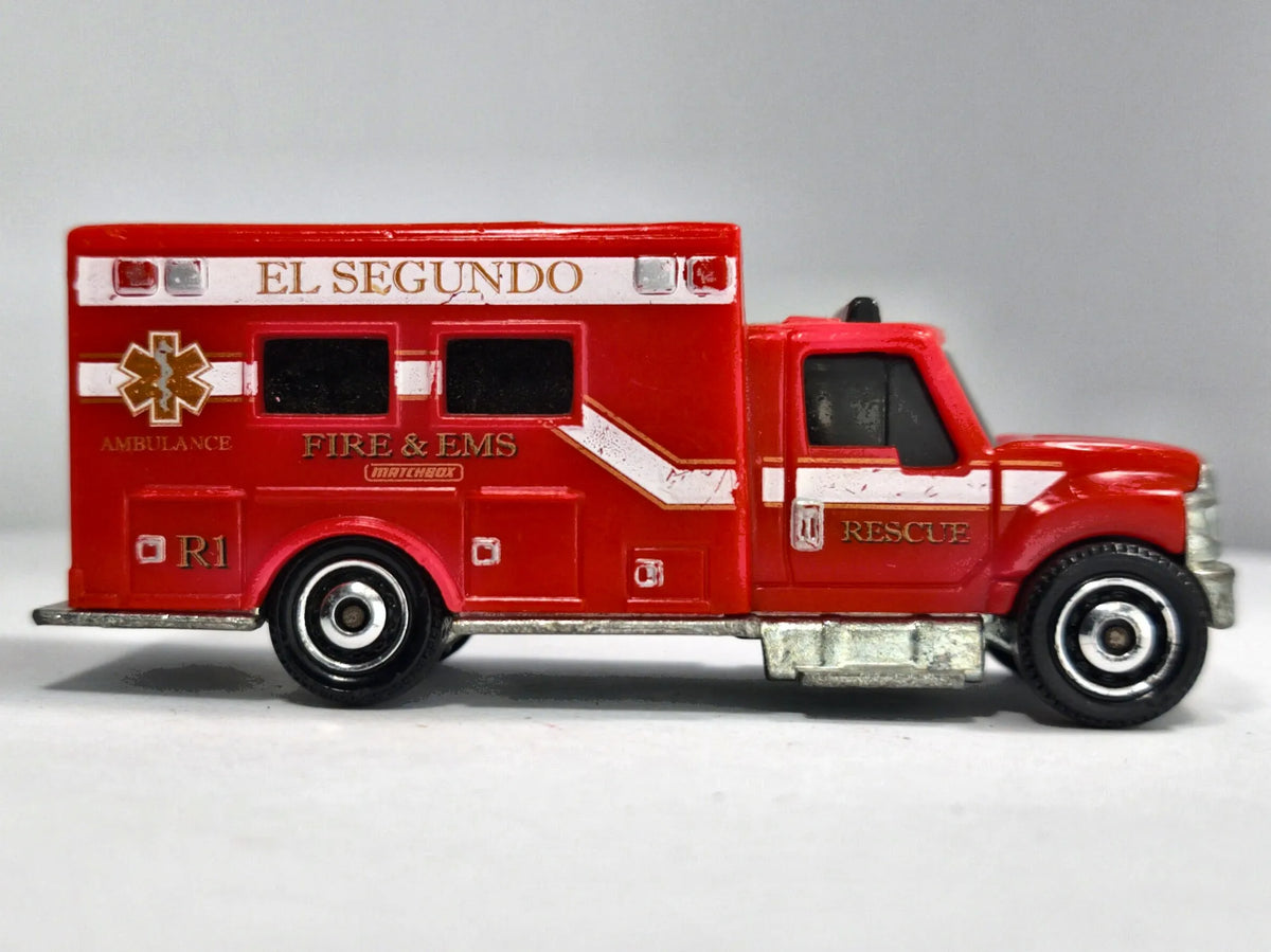 INTERNATIONAL AMBULANCE, Matchbox 2018, Die cast R32 Czerwony 1:64 Resoraki – zdjęcie 4