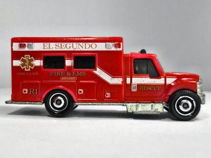 INTERNATIONAL AMBULANCE, Matchbox 2018, Die cast R32 Czerwony 1:64 Resoraki – zdjęcie 4