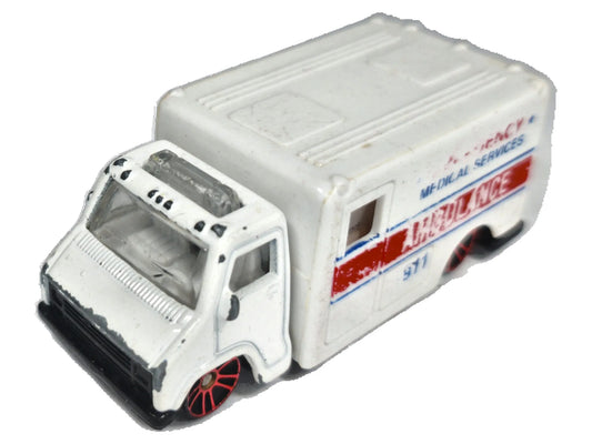 Karetka Ambulans Pudłowy Na Podwoziu Lekkiej Ciężarówki Maisto Biały 1:64