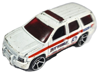 Chevrolet Tahoe Hot Wheels 2002 1:64 Luzak Biały