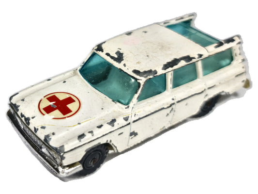 Ambulans Studebaker Wagonaire Husky '50 Biały 1:64 Made in Gt Britain