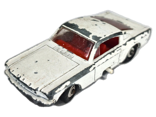 FORD MUSTANG FASTBACK Coupe Matchbox 1967 Biały 1:64 Made in England