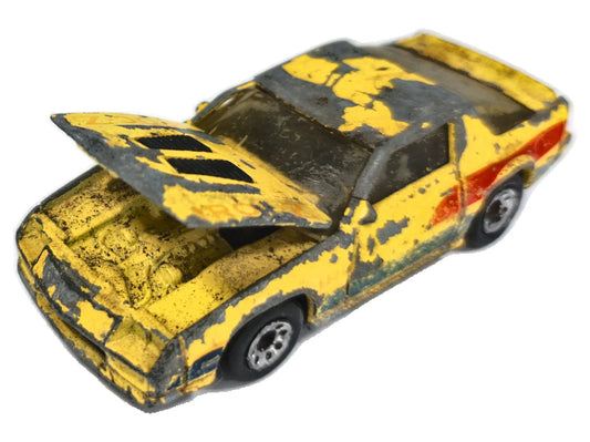 Chevrolet Camaro Iroc-Z Matchbox 1983 Superfast 1:64 Luzak Żółty