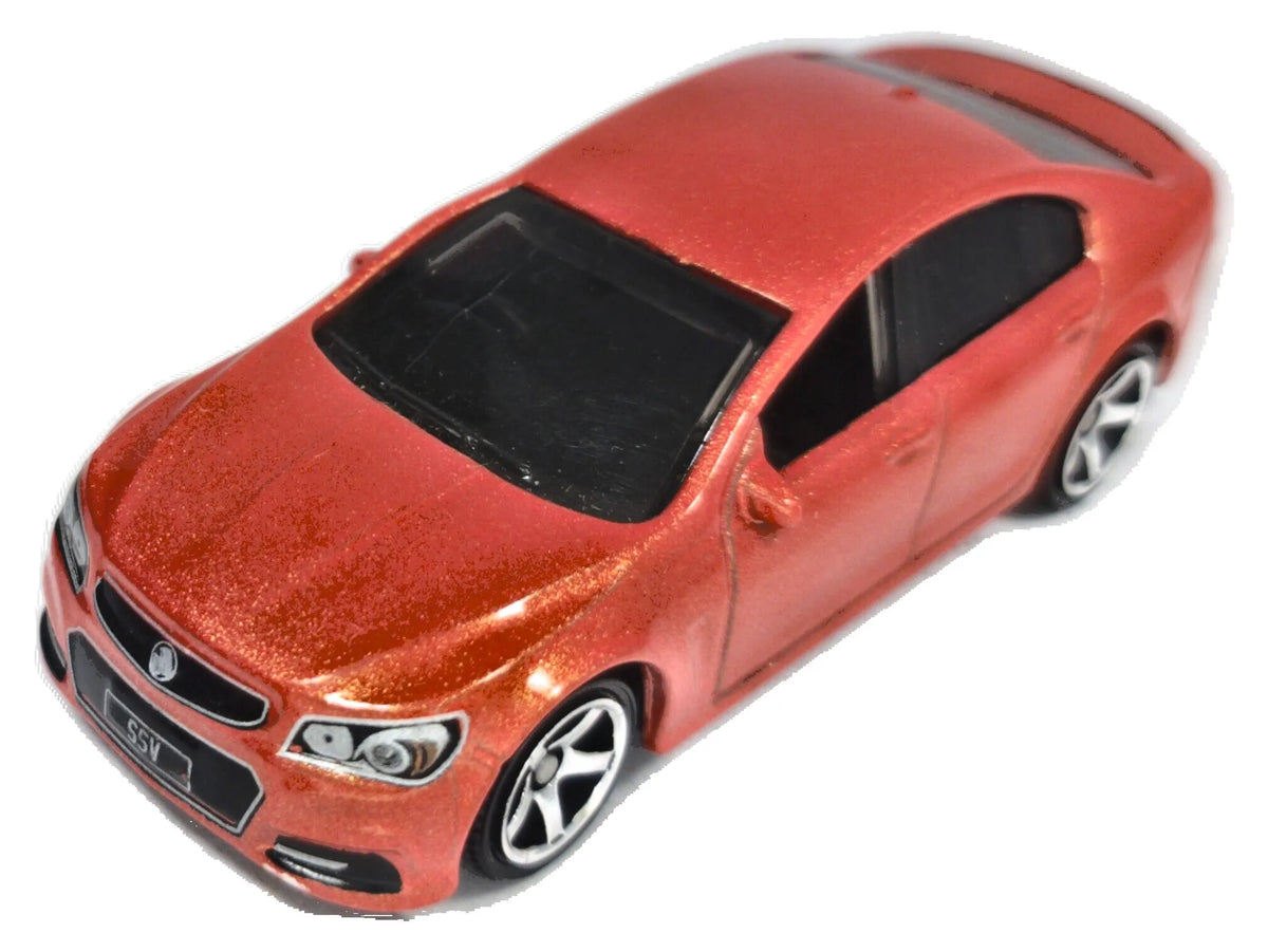Holden Vf Commodore Ssv Matchbox 2022 1:64 Sedan Pomarańczowy