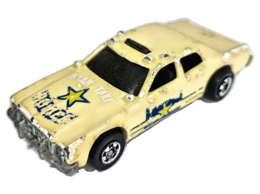 AMERYKAŃSKI SEDAN POLICYJNY Z LAT 70. Hot Wheels 1980 Kremowy 1:64 2xMetal