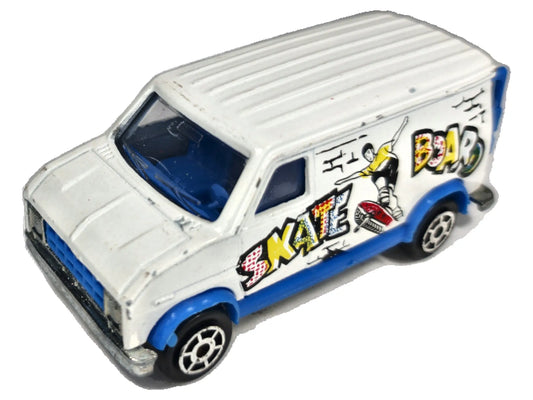 FOURGON Majorette '70 Biały 1:64 Made in France Skate Board