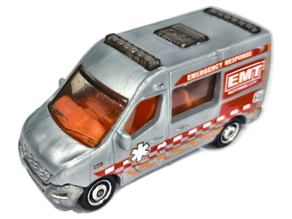 RENAULT MASTER AMBULANCE CITY Matchbox 2011 Srebrny 1:64