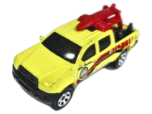 Toyota Tacoma Hot Wheels 2013 1:64 Pickup BEACH PATROL Luzak Żółty