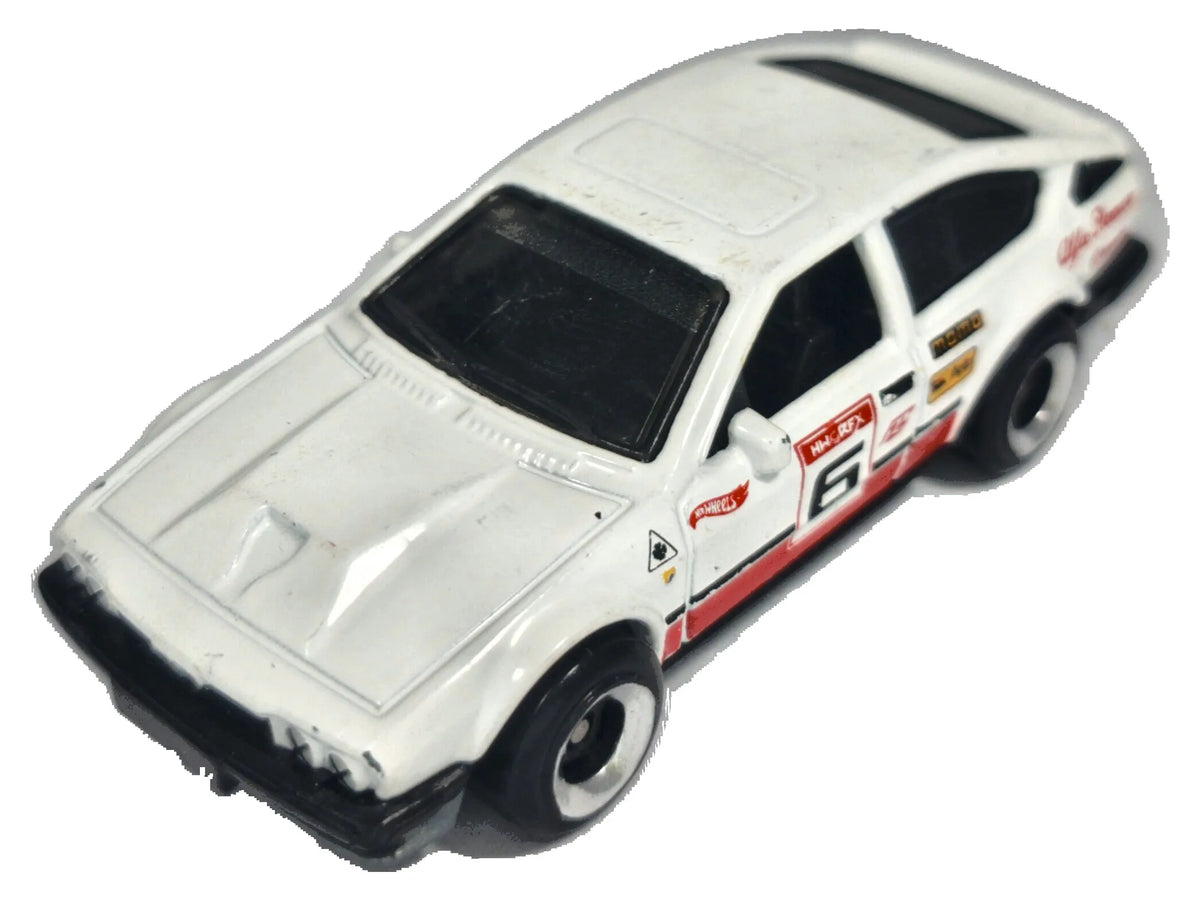 ALFA ROMEO GTV6 3.0, Hot Wheels Premium 2022, Die cast HKG48, Biały, 1:64