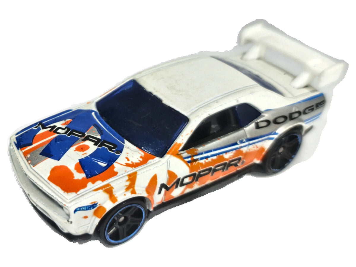 Dodge Challenger Drift Car Hot Wheels 1:64 MOPAR Luzak Biały